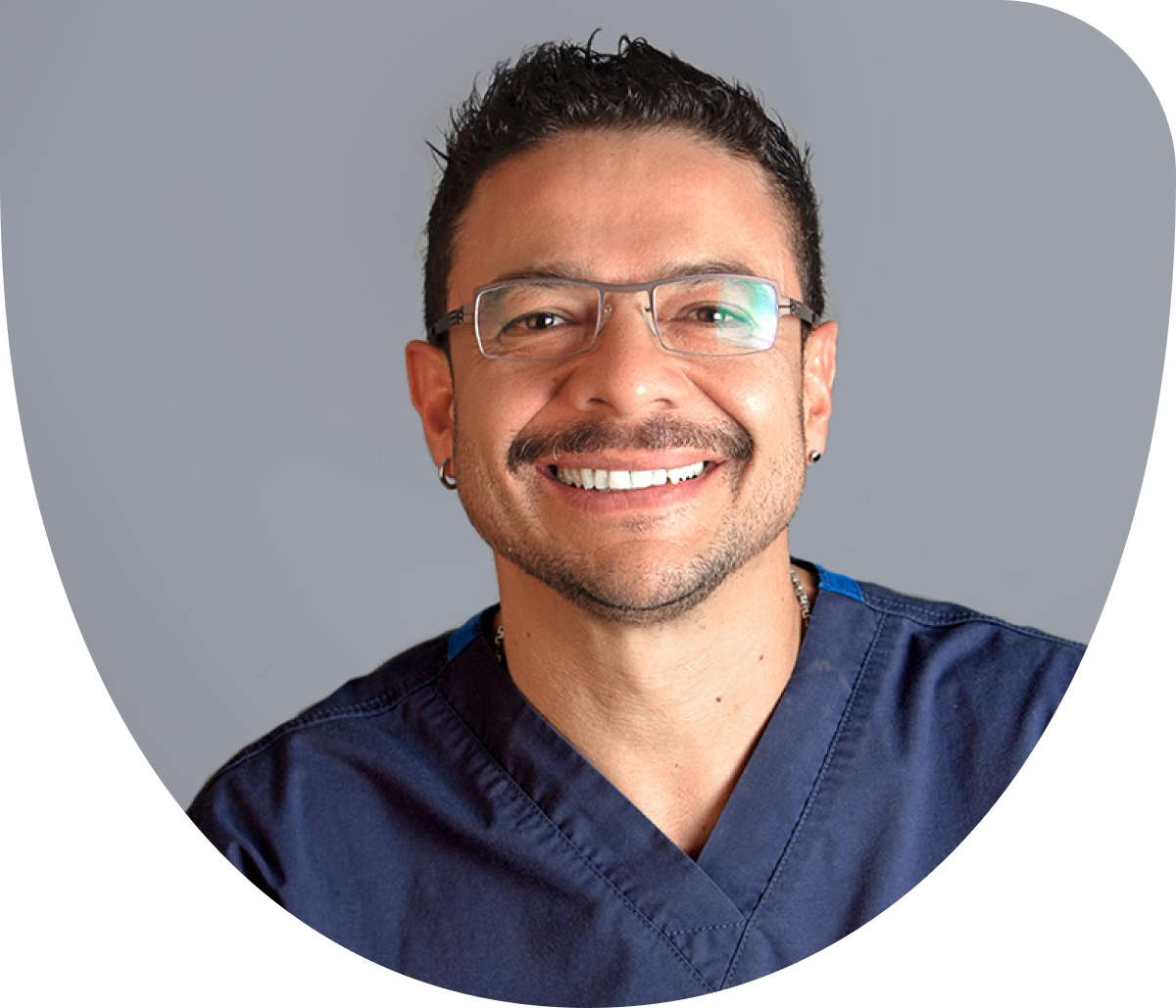 dentol odontólogo sonriendo